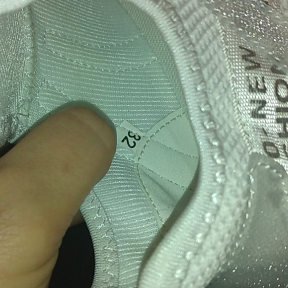 Childrens tennis shoes - Picture 3 of 3